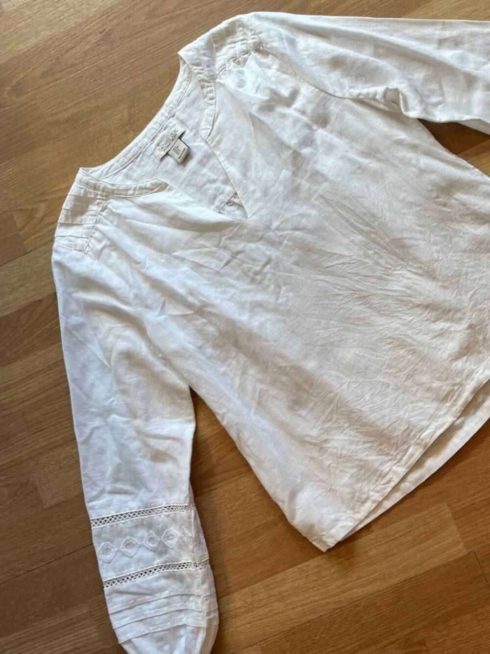 Rachel Zoe Small white linen/cotton blouse, V neck, ruffle sleeve, lace
